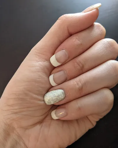 Unhas com francesinha e uma unha com glitter