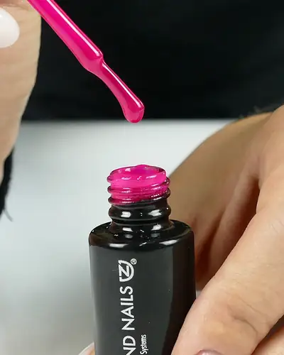 Aplicação de esmalte em gel rosa